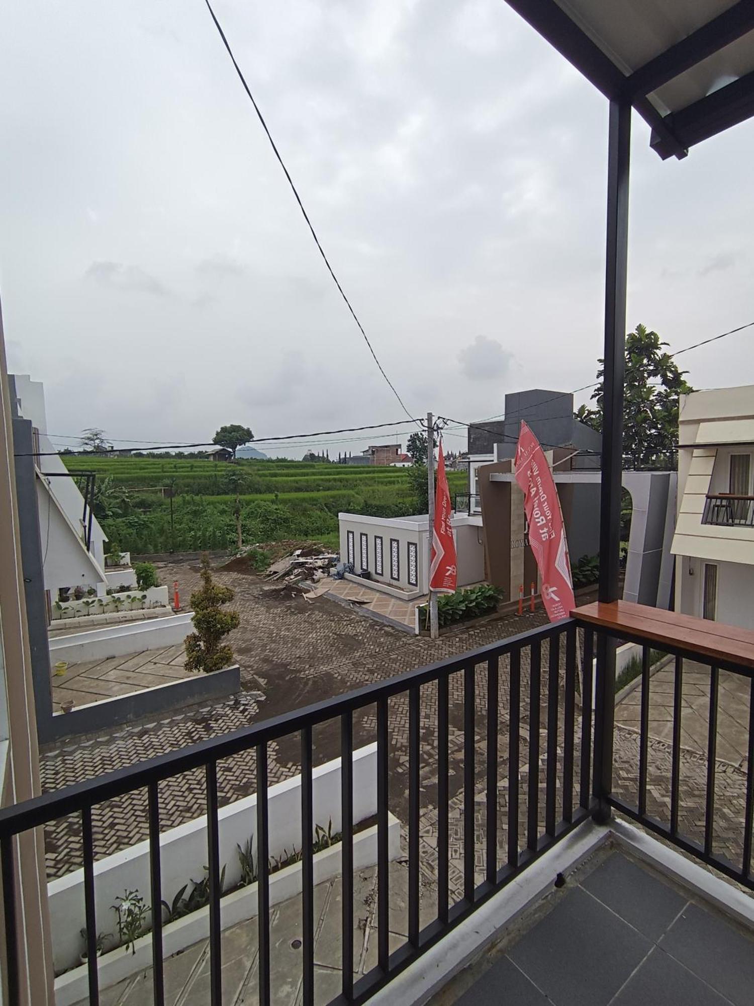 Villa Royal Arois Syariah Dekat Jatim Park 3 Tlekung Exterior photo